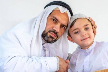Arap Müslüman baba ve oğul birlikte mutlu hissediyorlar.