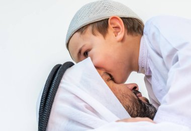 Arap Müslüman oğlu babasının alnını kesiyor.