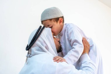 Arap Müslüman oğlu babasının alnını kesiyor.