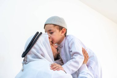 Arap Müslüman oğlu babasının alnını kesiyor.