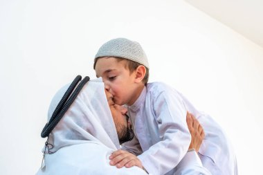 Arap Müslüman oğlu babasının alnını kesiyor.