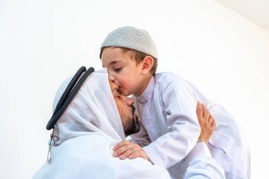 Arap Müslüman oğlu babasının alnını kesiyor.