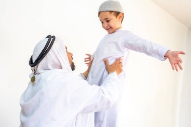 Arap Müslüman baba oğlunu yüksekte tutuyor.