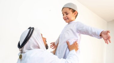 Arap Müslüman baba oğlunu yüksekte tutuyor.