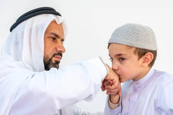 Arap Müslüman Çocuk Babasının Elini Öpüyor — Stok fotoğraf