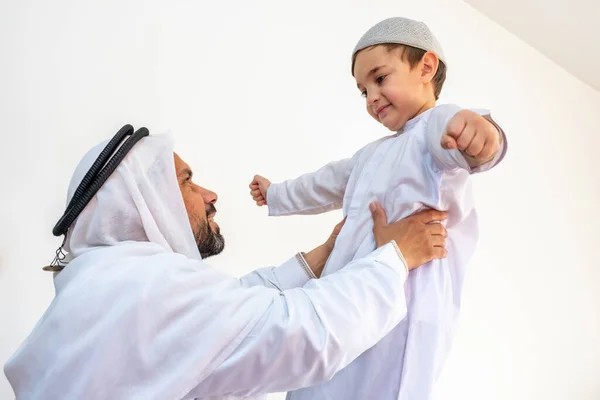 Arabski Muzułmański Ojciec Trzyma Syna Wysoko — Zdjęcie stockowe