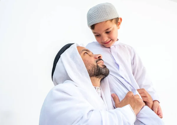Arabski Muzułmański Ojciec Trzyma Syna Ramieniu — Zdjęcie stockowe