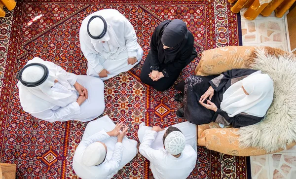 Gelukkige Arabische Familie Biddend Voor God Tijdens Ramadan — Stockfoto