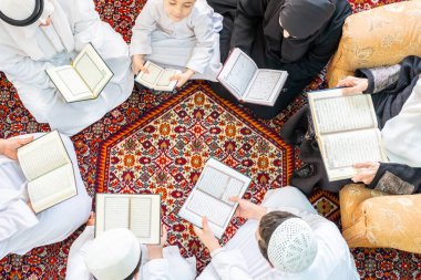 Ramazan 'da Arapça okuyup öğrendiğin için mutlu Arap ailesi.
