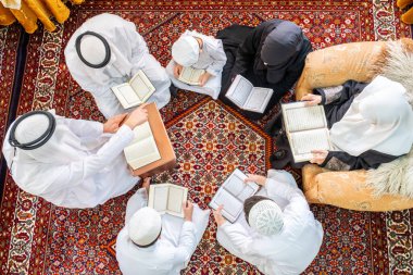Ramazan 'da Arapça okuyup öğrendiğin için mutlu Arap ailesi.