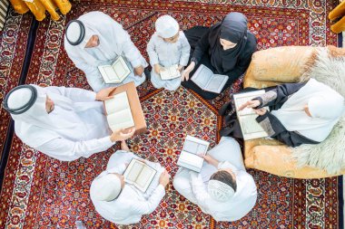 Ramazan 'da Arapça okuyup öğrendiğin için mutlu Arap ailesi.