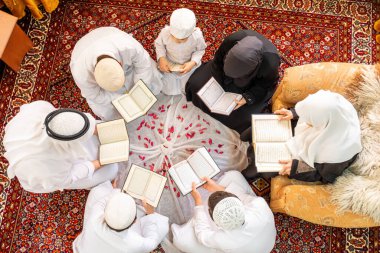 Ramazan 'da Arapça okuyup öğrendiğin için mutlu Arap ailesi.