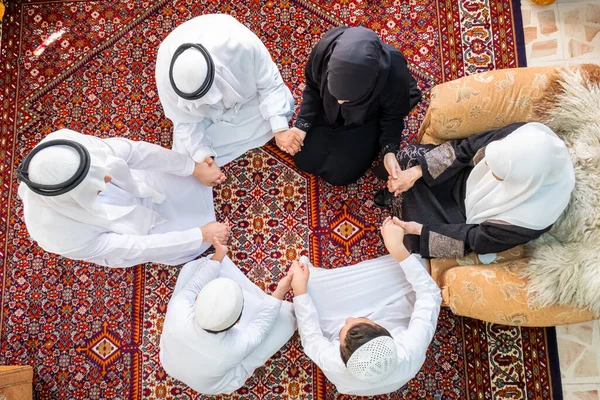 Grupp Arabiska Muslimska Människor Som Håller Varandra Händerna — Stockfoto