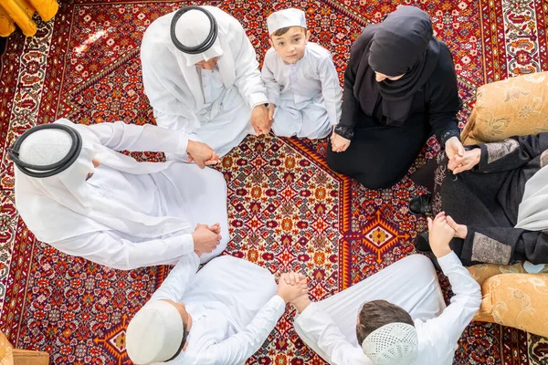 Bir grup Arap Müslüman el ele tutuşuyor. 