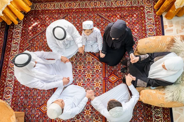 Ομάδα Αραβικών Μουσουλμάνων Που Κρατιούνται Χέρι Χέρι — Φωτογραφία Αρχείου