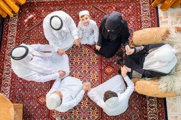 アラビア系ムスリムの集団が互いに手を取り合って — ストック写真