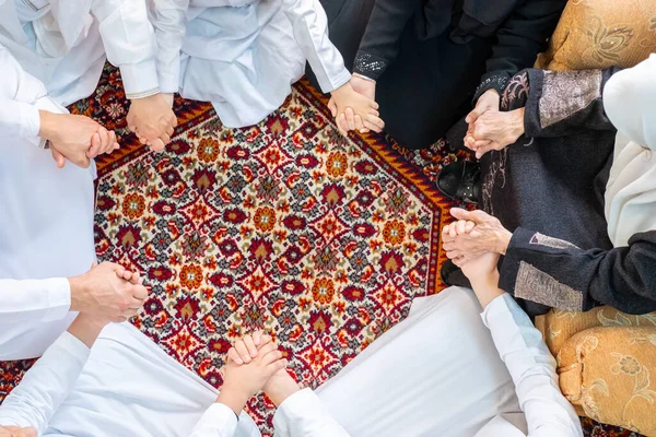 Egy Csoport Arab Muszlim Fogja Egymás Kezét — Stock Fotó