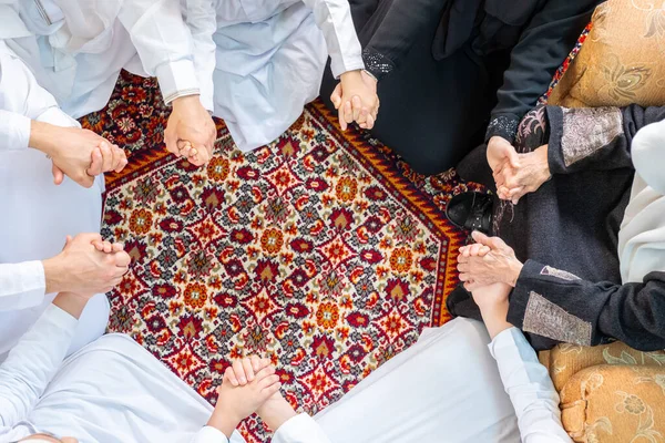 Groep Arabische Moslims Die Elkaars Handen Vasthouden — Stockfoto