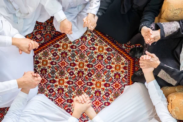 Grupo Muçulmanos Árabes Que Seguram Mãos Uns Dos Outros — Fotografia de Stock