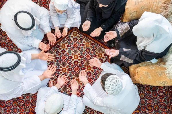 Gelukkige Arabische Familie Biddend Voor God Tijdens Ramadan — Stockfoto