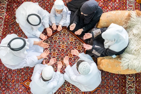 Ευτυχισμένη Αραβική Οικογένεια Προσεύχεται Για Θεό Κατά Διάρκεια Του Ραμαντάν — Φωτογραφία Αρχείου