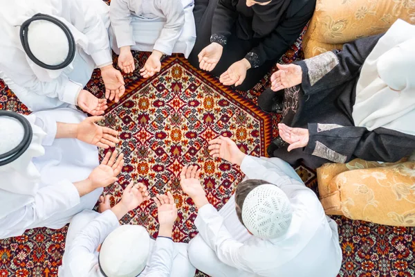 Glad Arabisk Familj Ber För Gud Ramadan — Stockfoto