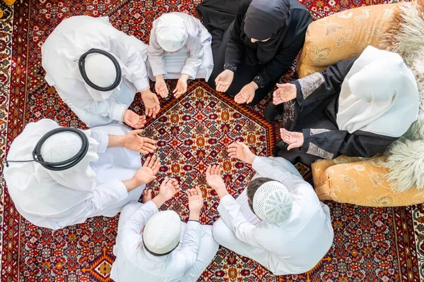Feliz Familia Árabe Rezando Por Dios Durante Ramadán —  Fotos de Stock