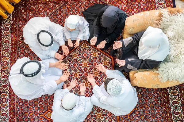 Feliz Familia Árabe Rezando Por Dios Durante Ramadán —  Fotos de Stock