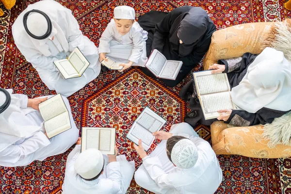 Glückliche Arabische Familie Lesen Und Lernen Quraan Während Ramadan — Stockfoto