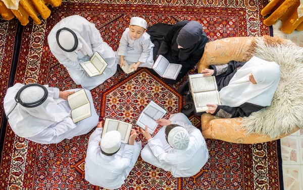 Gelukkig Arabisch Familie Lezen Leren Quraan Tijdens Ramadan — Stockfoto