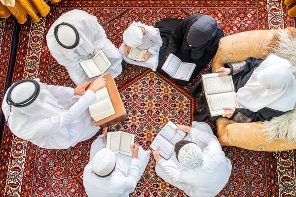 Feliz Família Árabe Ler Aprender Quraan Durante Ramadã — Fotografia de Stock