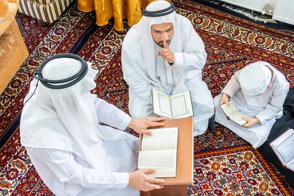 Ramazan Arapça Okuyup Öğrendiğin Için Mutlu Arap Ailesi — Stok fotoğraf
