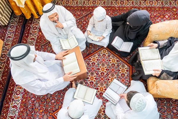 Boldog Arab Család Olvasás Tanulás Quraan Ramadán Alatt — Stock Fotó