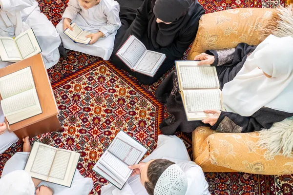 Felice Arabo Famiglia Lettura Apprendimento Del Corano Durante Ramadan — Foto Stock