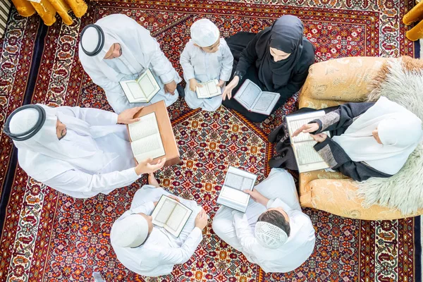 Glad Arabisk Familjeläsning Och Lärande Koranen Ramadan — Stockfoto