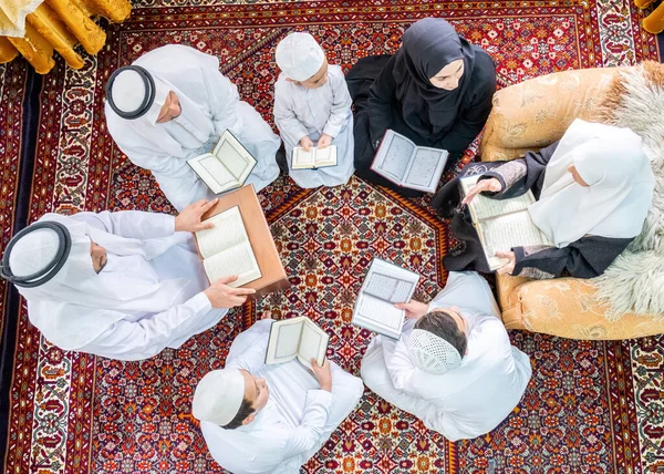ラマダーン中の幸せなアラビア語の家族の読書と学習クルアーン — ストック写真