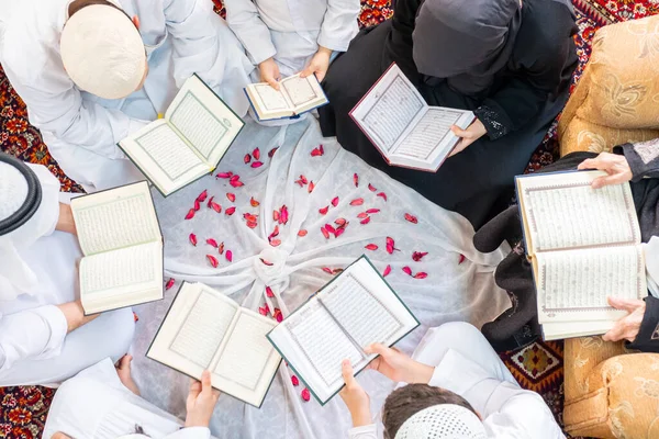 Feliz Familia Árabe Leyendo Aprendiendo Quraan Durante Ramadán —  Fotos de Stock