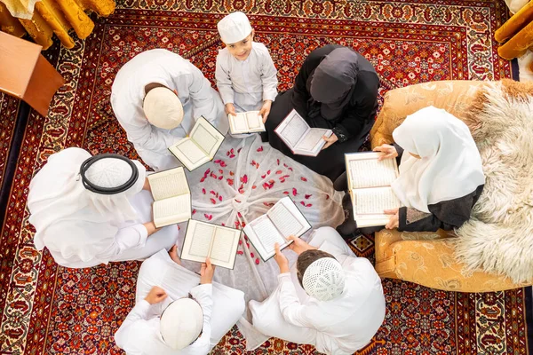 Feliz Familia Árabe Leyendo Aprendiendo Quraan Durante Ramadán —  Fotos de Stock