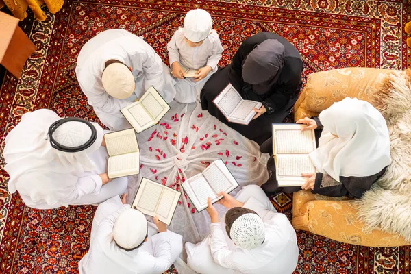 Χαρούμενη Αραβική Οικογένεια Ανάγνωση Και Μάθηση Quraan Κατά Διάρκεια Του — Φωτογραφία Αρχείου