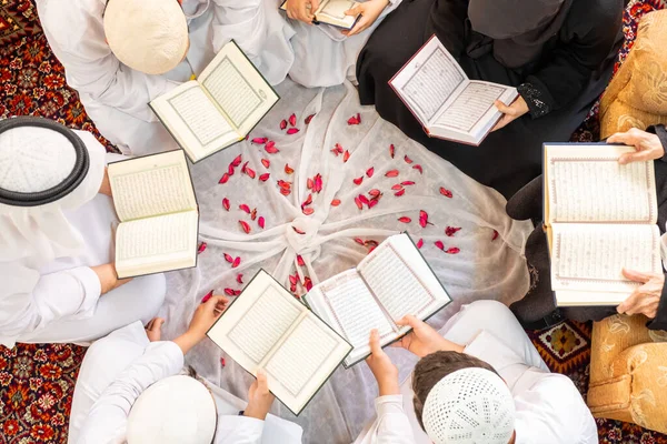 Glad Arabisk Familjeläsning Och Lärande Koranen Ramadan — Stockfoto