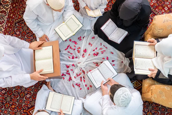 Glückliche Arabische Familie Lesen Und Lernen Quraan Während Ramadan — Stockfoto