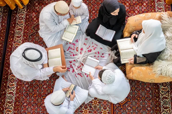 Glückliche Arabische Familie Lesen Und Lernen Quraan Während Ramadan — Stockfoto