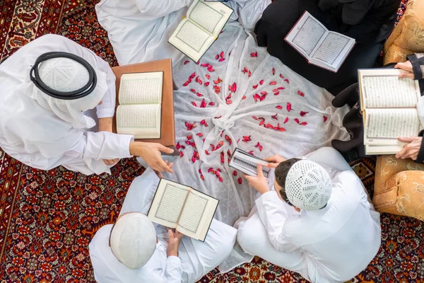Χαρούμενη Αραβική Οικογένεια Ανάγνωση Και Μάθηση Quraan Κατά Διάρκεια Του — Φωτογραφία Αρχείου
