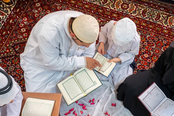 Ramazan 'da Arapça okuyup öğrendiğin için mutlu Arap ailesi.