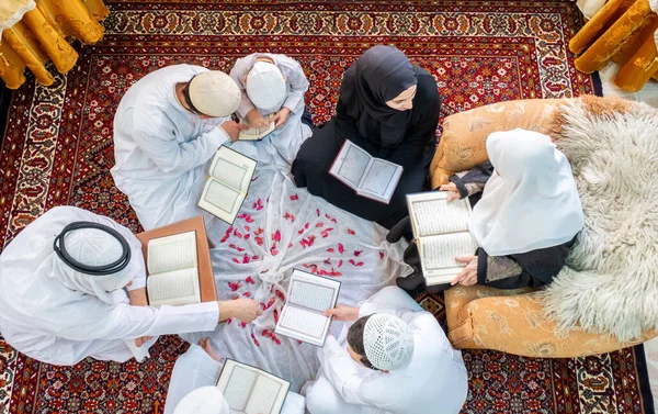 ラマダーン中の幸せなアラビア語の家族の読書と学習クルアーン — ストック写真