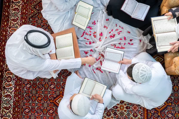 Felice Arabo Famiglia Lettura Apprendimento Del Corano Durante Ramadan — Foto Stock