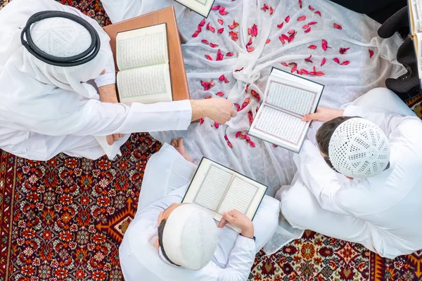 Felice Arabo Famiglia Lettura Apprendimento Del Corano Durante Ramadan — Foto Stock