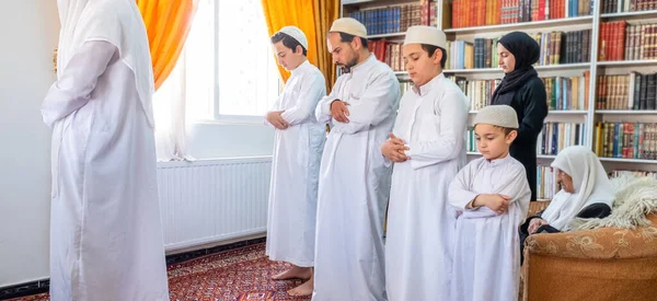 Arab Muszlim Család Együtt Imádkozik — Stock Fotó