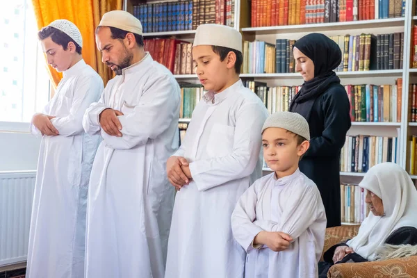 Famille Musulmane Arabe Priant Ensemble — Photo