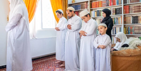 Arabiska Muslimska Familjen Ber Tillsammans — Stockfoto